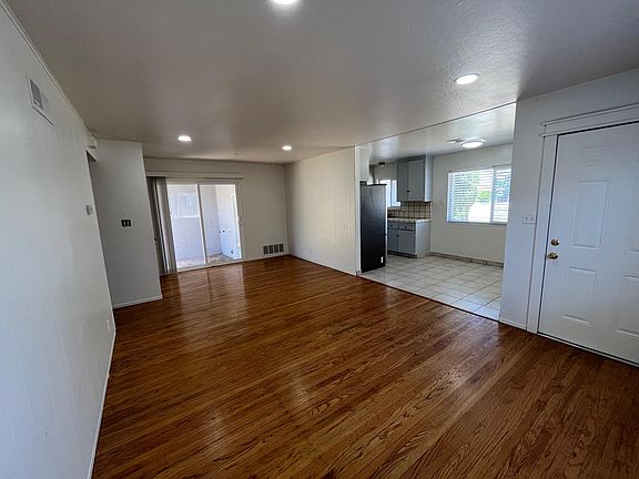 3rd image of 924 W Hacienda Ave