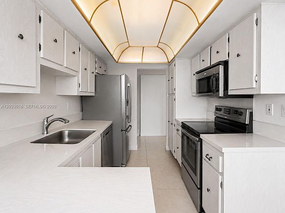 3rd image of 18051 Biscayne Blvd APT 1105