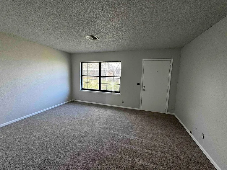 404 W Quantico St — Photo 9