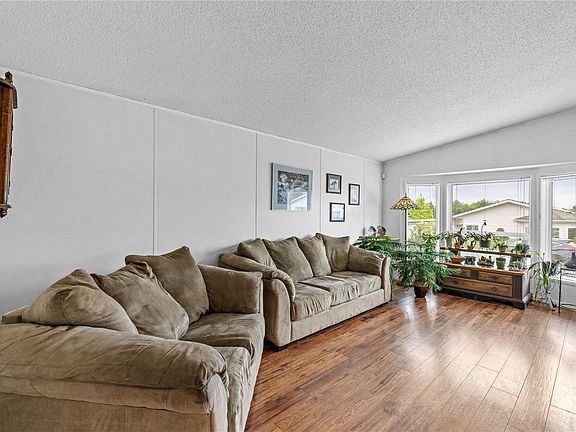 4th image of 1948 Valley Oak Dr