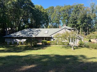 14 Farmers Rd, Great Neck, NY 11024