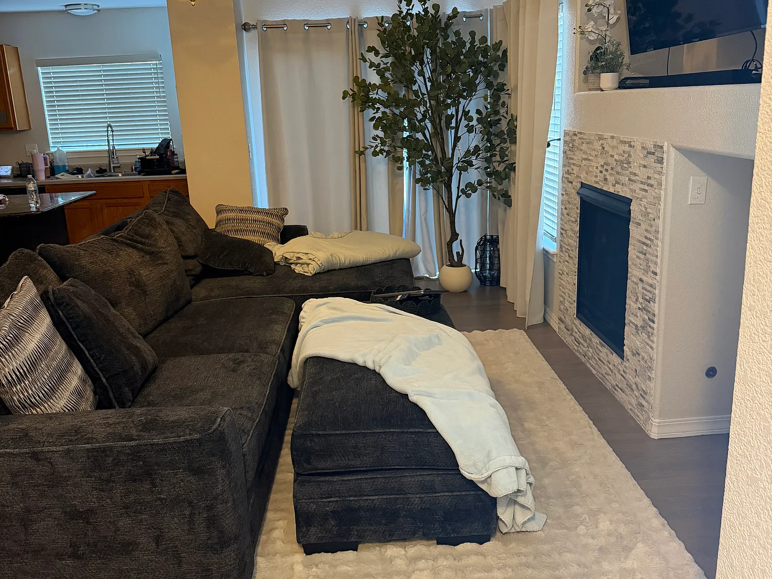 3 bed, 3.5 bath, 1700 sqft, $2,600 — Photo 2