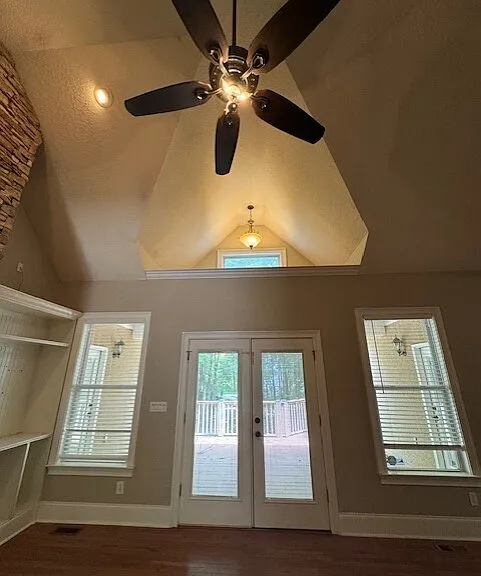 207 Lakeview Ct — Photo 3