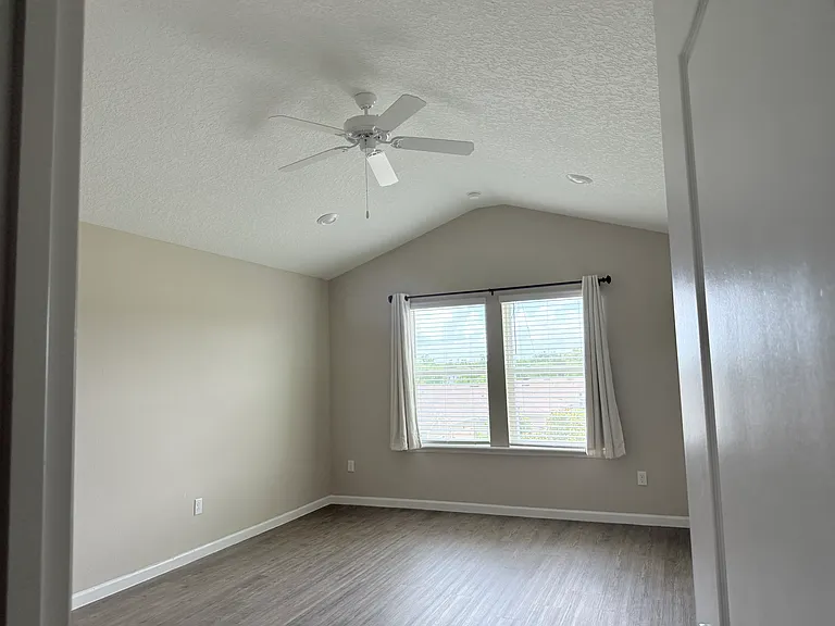 1604 Mathews Manor Dr — Photo 10
