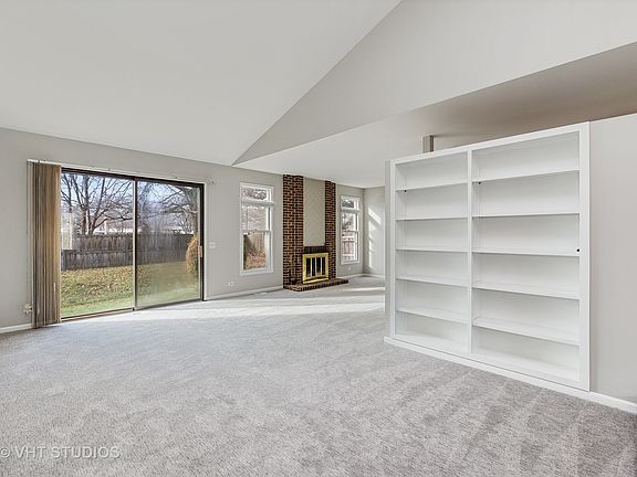 3rd image of 634 N Victoria Dr