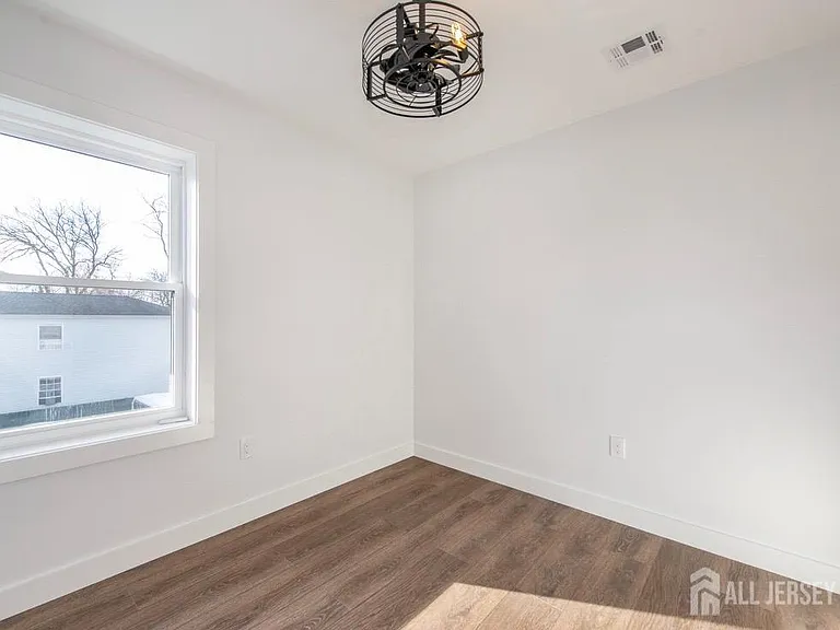 227 21st St — Photo 6