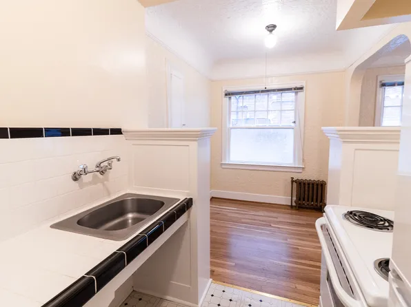 Charmain Apartments, 805 SW Vista Ave APT 204, Portland, OR 97205