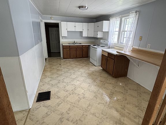 4th image of 415 E 35th St