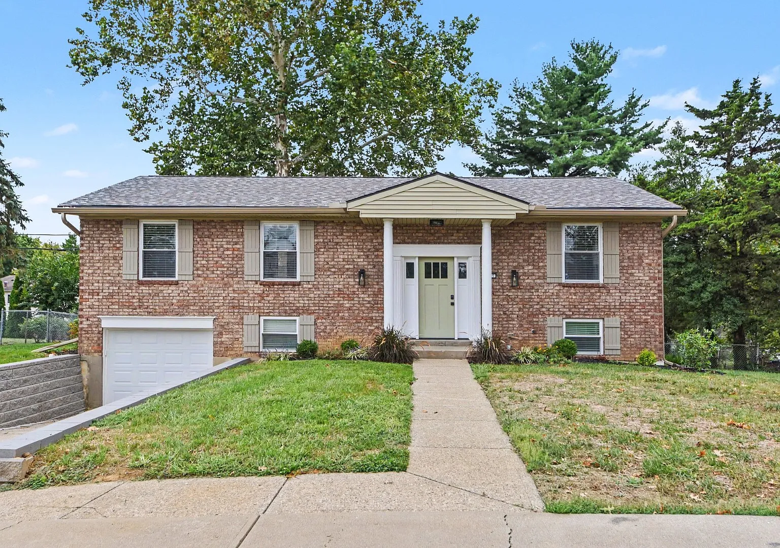 115 College Park Dr — Photo 1