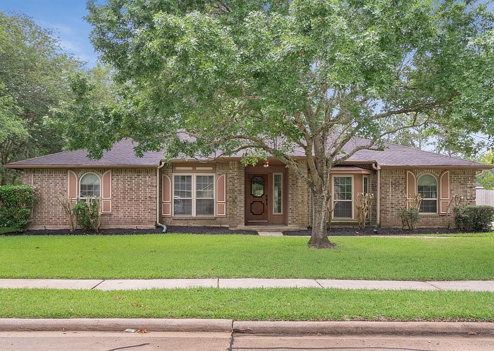 1st image of 1302 Bayou Oak Dr