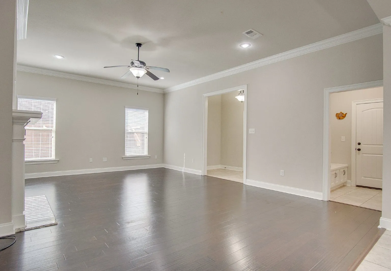 3 bed, 2.0 bath, 1974 sqft, $2,300 — Photo 3