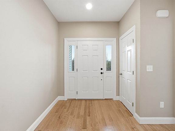 5th image of 18 Lakeshore Dr