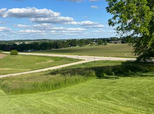 7901 Eagle View Dr, Cascade, IA 52033