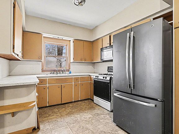 4th image of 100 Westwood St