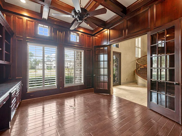 2102 Countryshire Ln — Photo 3