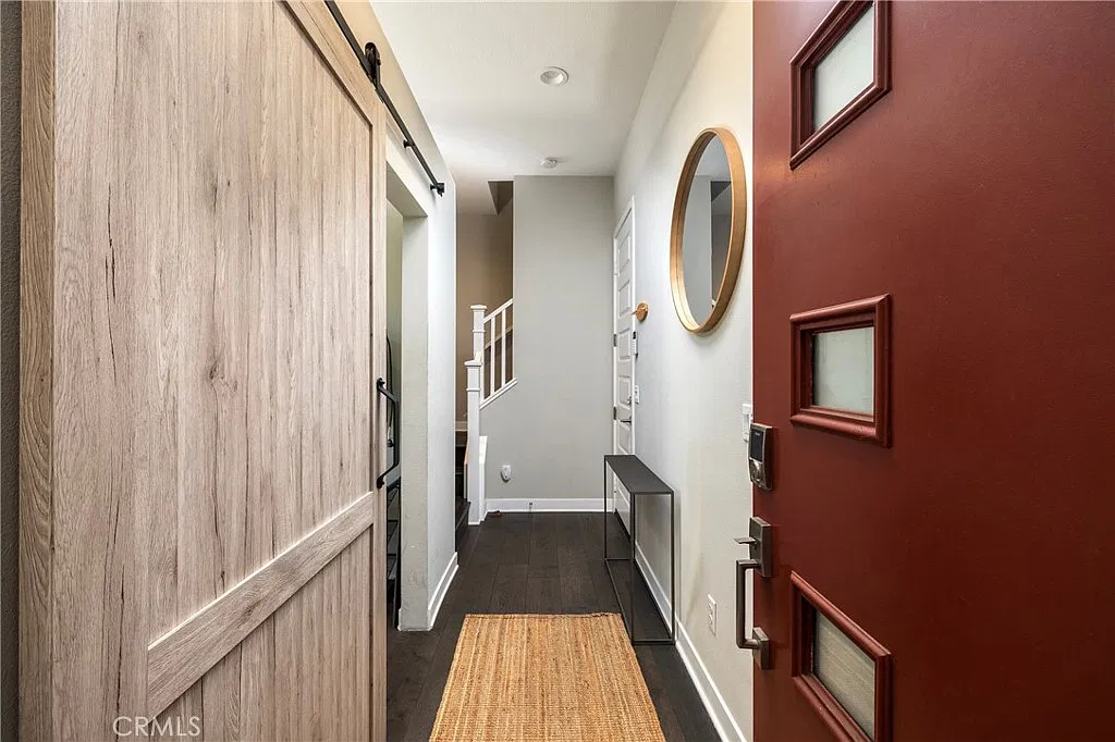 3 bed, 3.5 bath, 1719 sqft, $8,000 — Photo 2