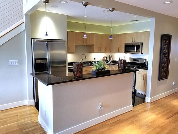 Open Kitchen w/ Island Bar
