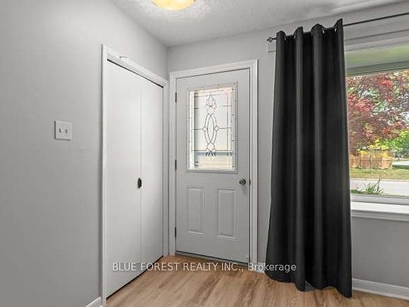 3rd image of 27 Villeneuve Cres