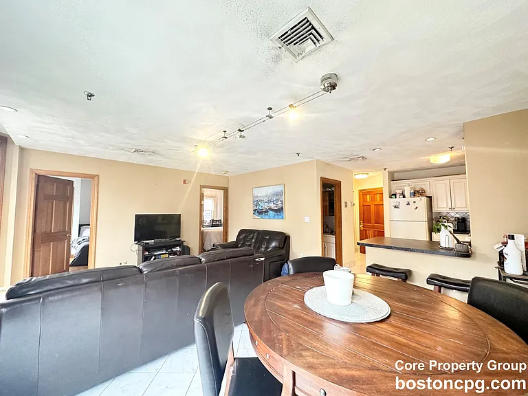 237 Hanover St #3A — Photo 6