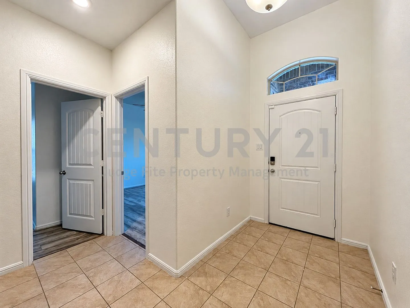 Welcome Home to This Spacious 4/2/2 in Fort Worth For Rent! — Photo 2