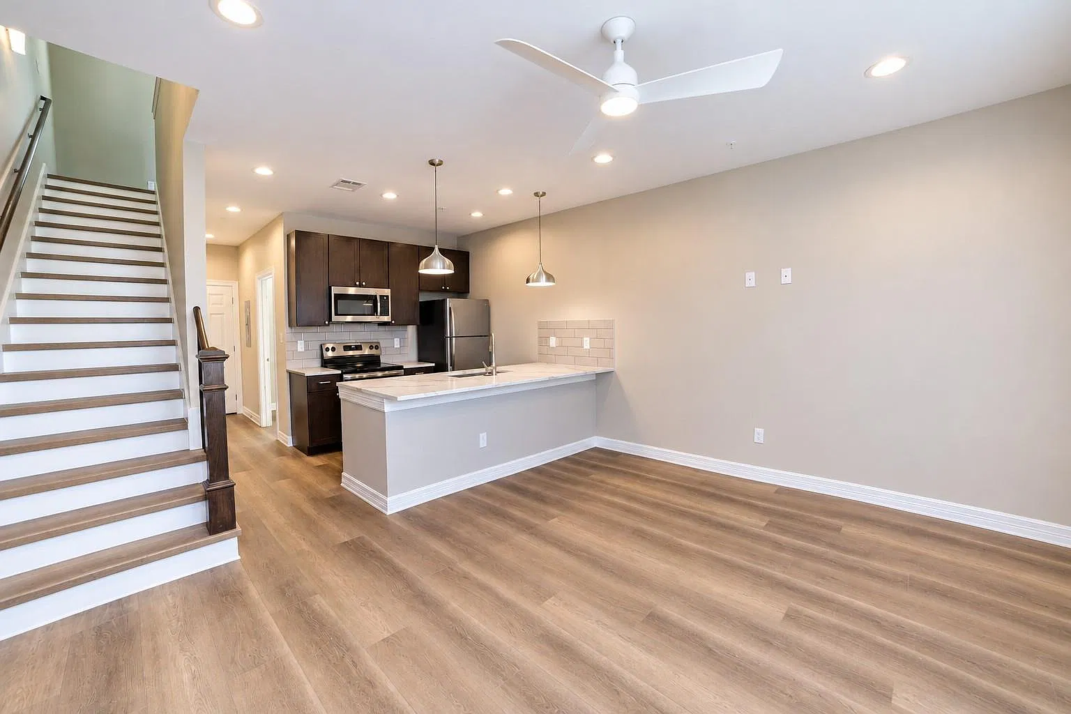 1 bed, 1.5 bath, 896 sqft, $1,725 — Photo 3