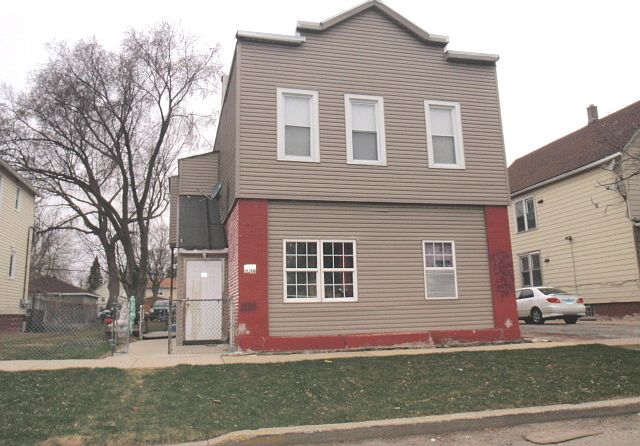 2nd image of 1218 Lincoln St