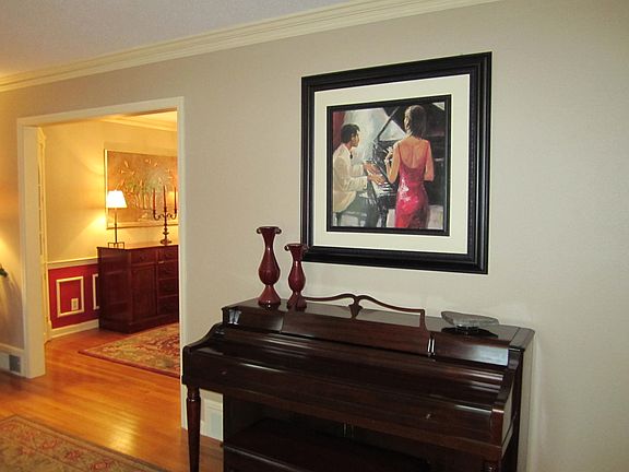 3rd image of 1090 Estate Dr