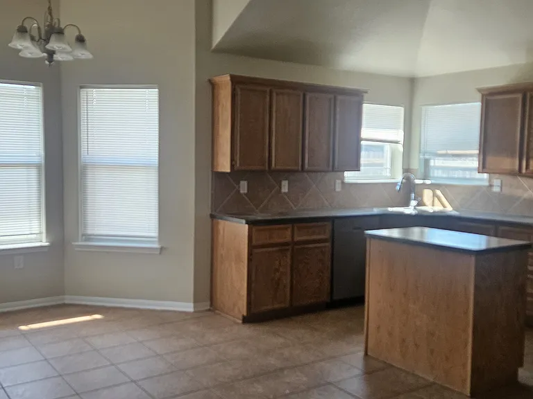 2415 Merle Dr — Photo 6