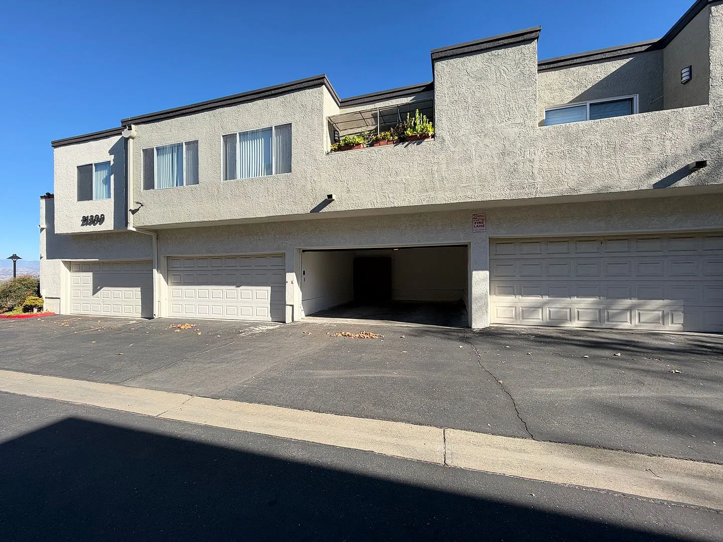 Spacious 2-Bedroom Condo with Vaulted Ceilings, Private 2-Car Garage & Resort-Style Amenities! — Photo 2