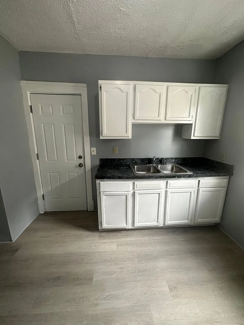 11414-16 Fairport — Photo 1