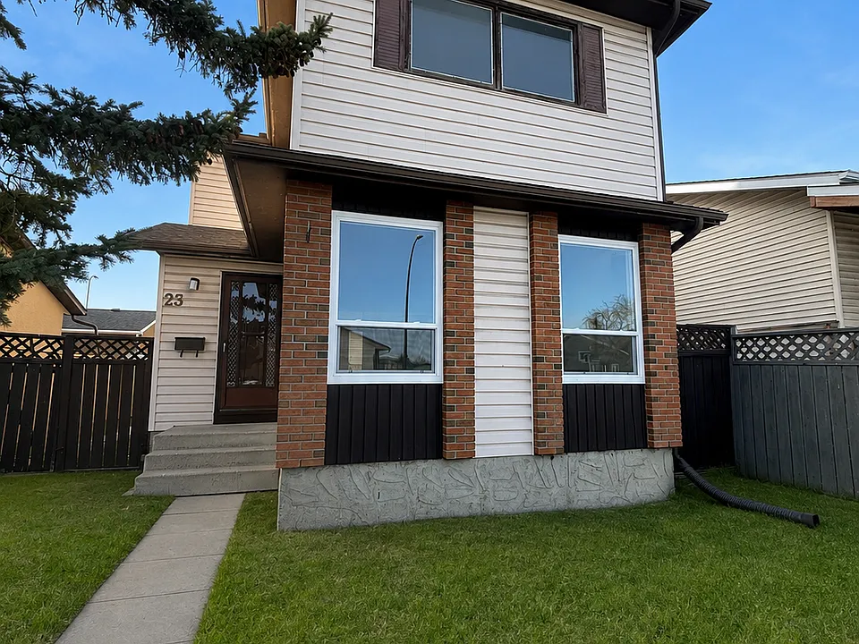 23 Whitehaven Rd NE #23