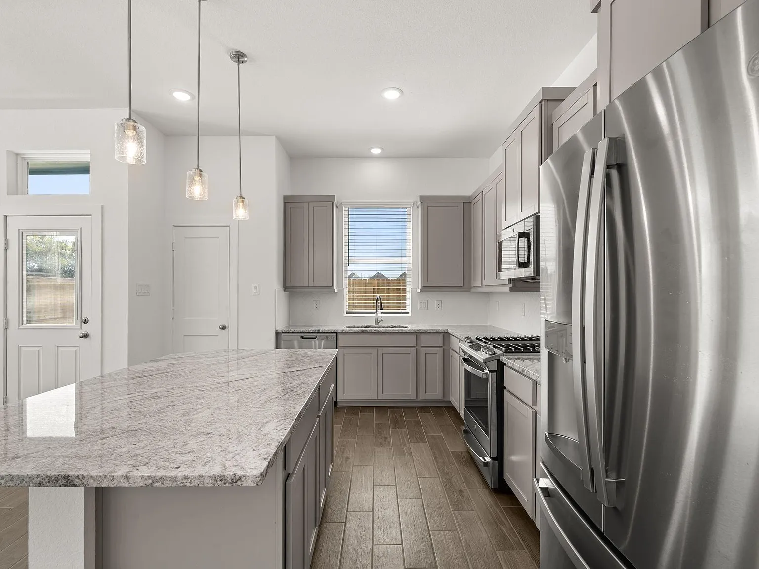 3 bed, 2.5 bath, 1835 sqft, $2,350 — Photo 4