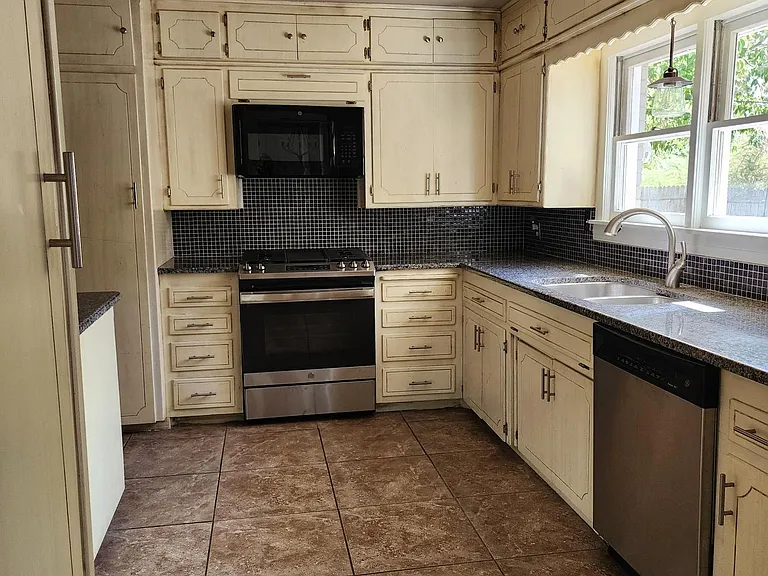 2514 NW 46th St — Photo 14