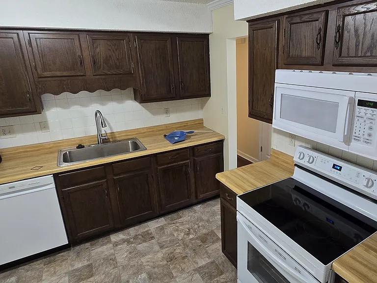 10005 Bluegrass Rd — Photo 4