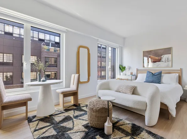 540 Waverly Avenue image 2 of 7