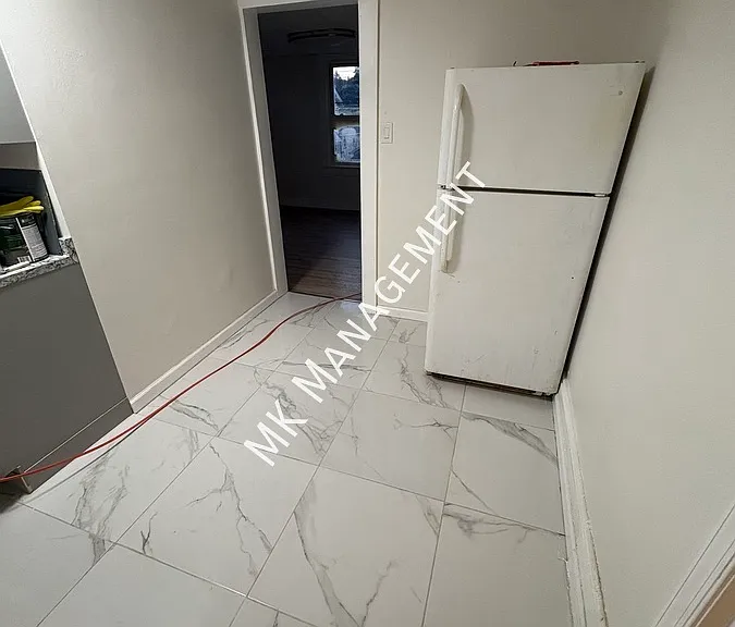 639 E Locust St #2 — Photo 3