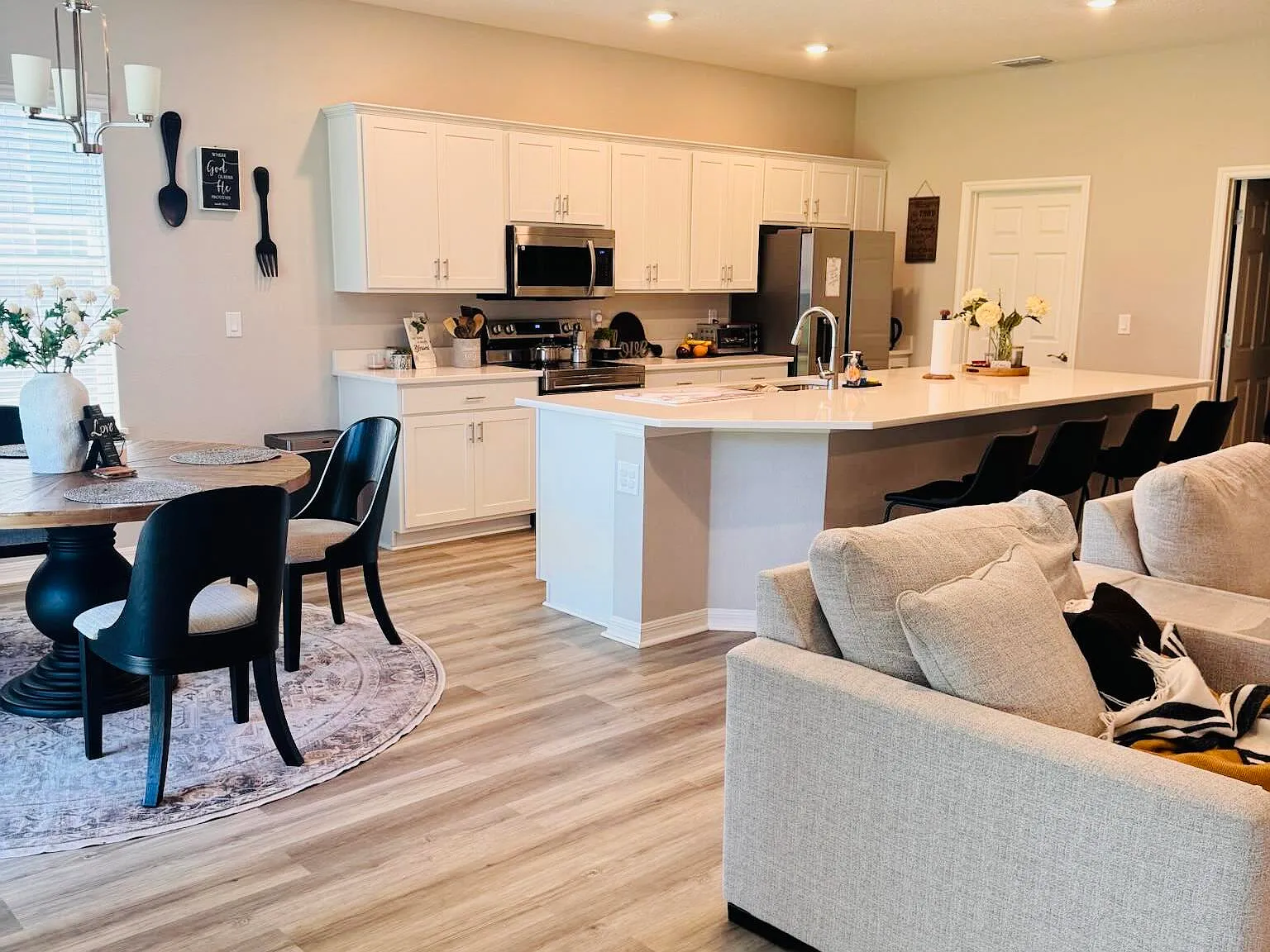 4 bed, 2.5 bath, 2041 sqft, $2,450 — Photo 4