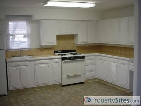 4th image of 152 Coates Ave N