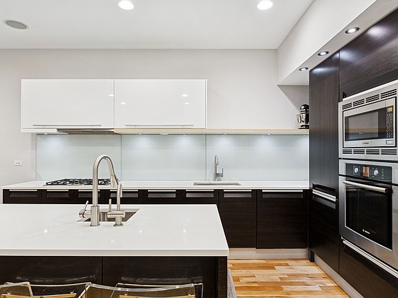 4th image of 879 N Marshfield Ave #1