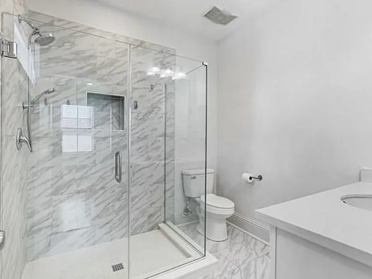 Second bathroom (ensuite from second bedroom)