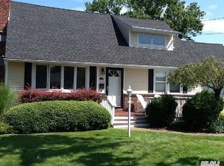 69 Clinton St, Babylon, NY 11702