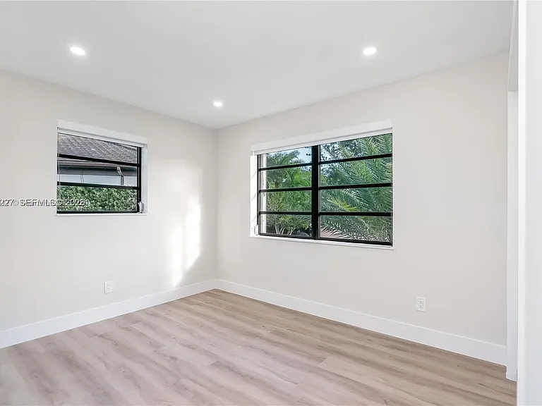 8421 SW 27th Ter — Photo 21