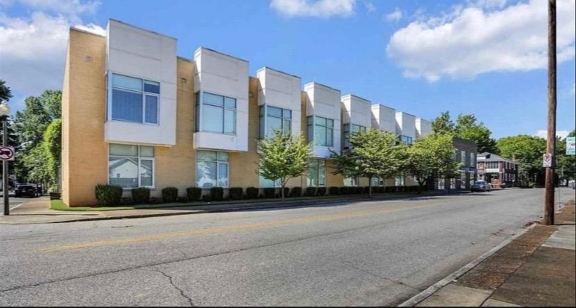 Enjoy the Pie Factory Lofts , just a short walk from the vibrant Cooper Young area of town.