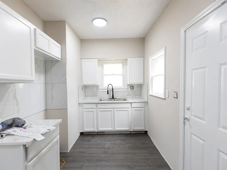 2717 Webster Ave — Photo 10