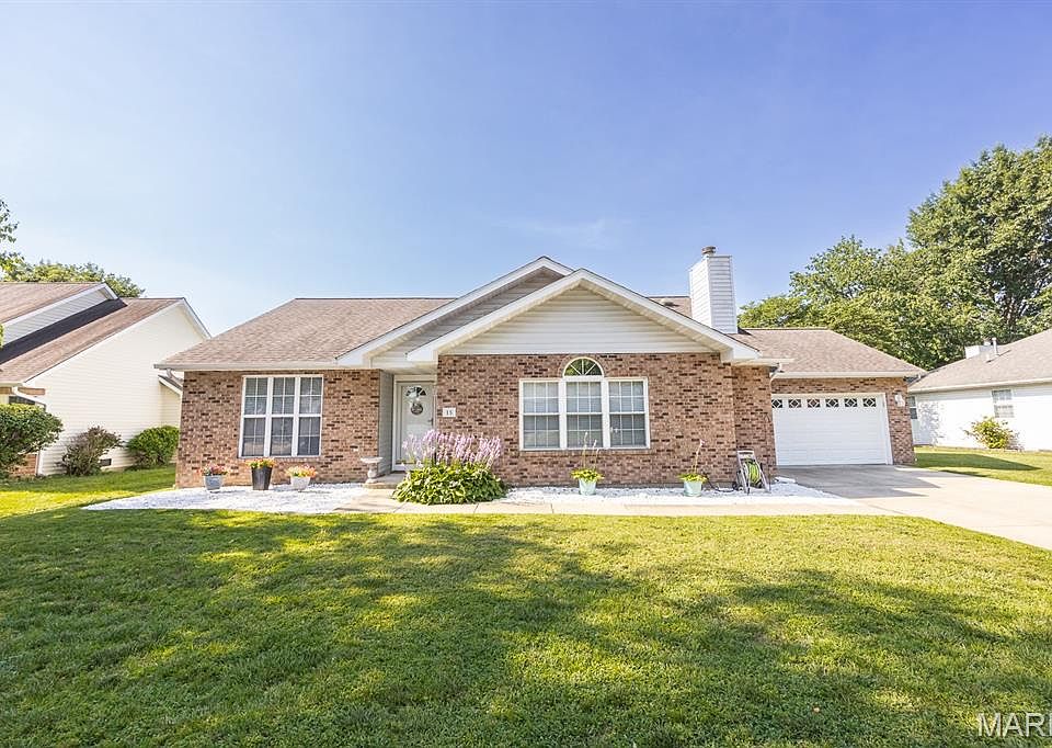 1st image of 15 Michelle Dr