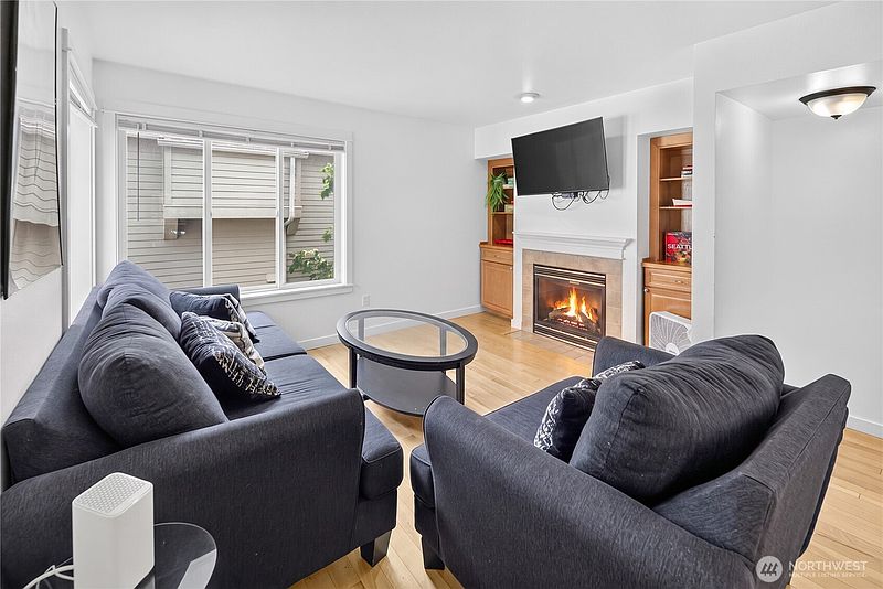 3rd image of 226 B 26th Avenue E