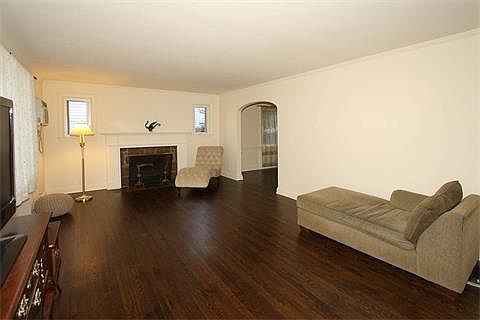 3rd image of 11 Wisteria Ave
