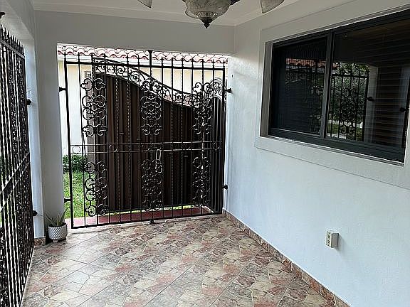 3rd image of 75 W 50th St