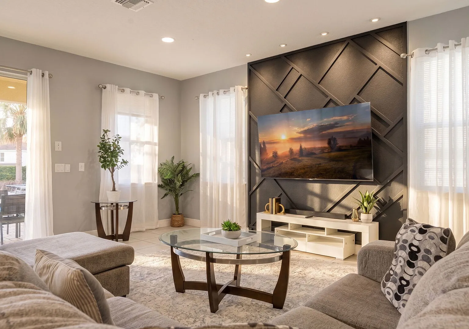 Family 5BR Retreat with Pool and Themed Bedrooms — Photo 1