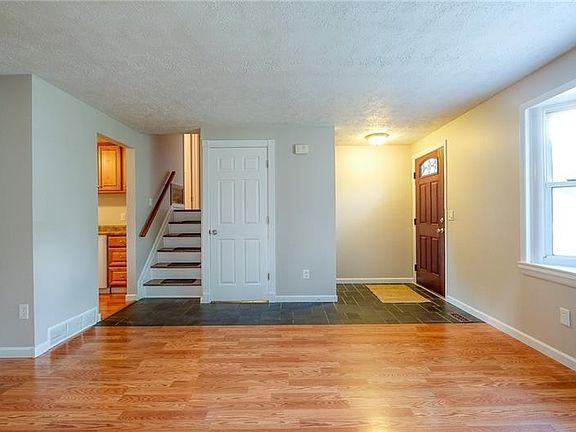 3rd image of 122 Wayne Dr